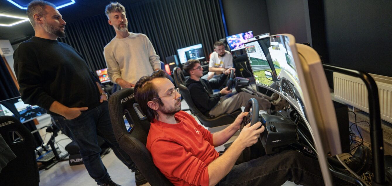 sim-racing-tournament Participanți la două simulatoare de curse Gateway, cu volane și monitoare ultrawide